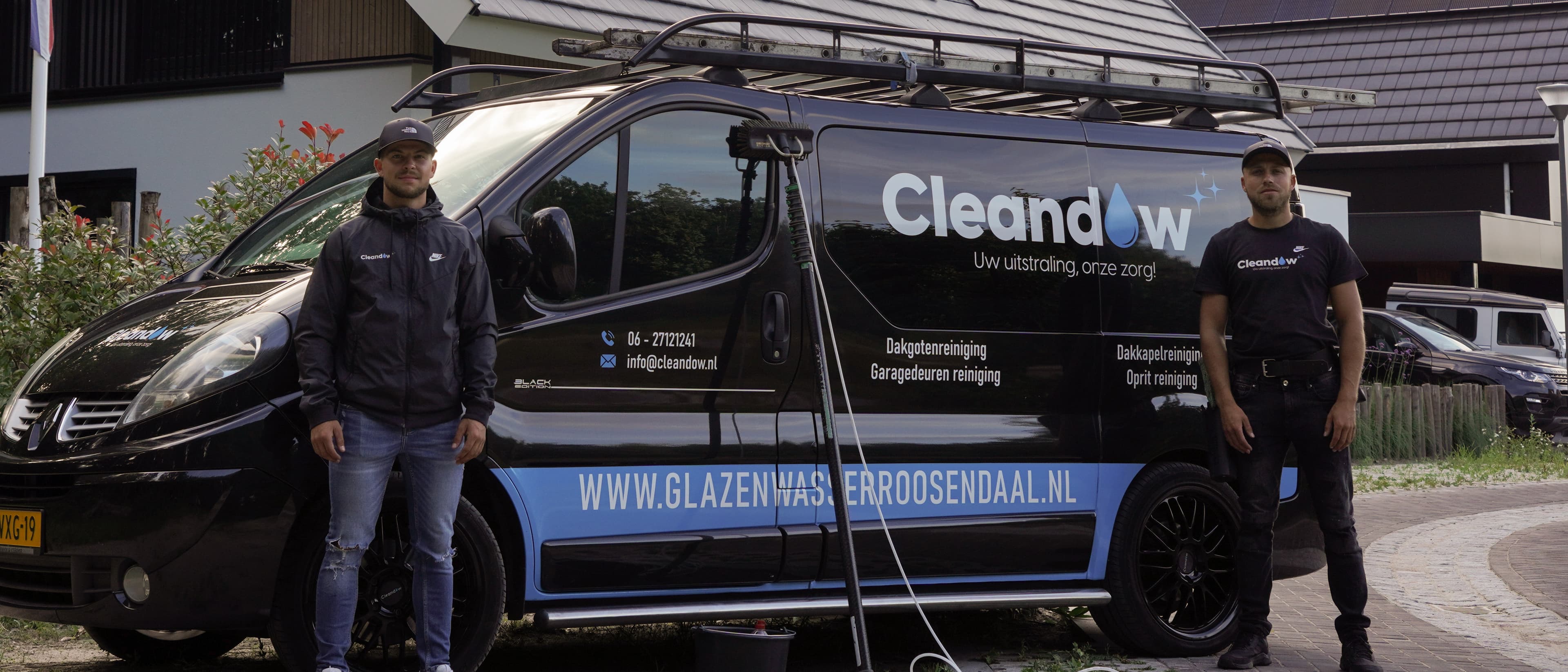 De eigenaren van Cleandow met de bus